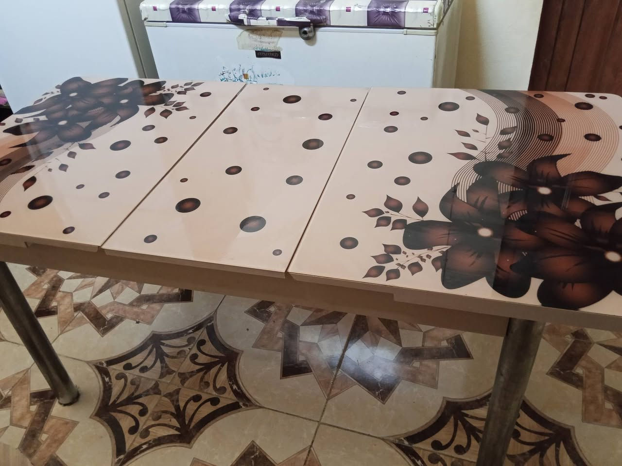 ميز طعام زجاج اي عيب ما بي  حجم كبير السعر 60وبي مجال الاستفسار ع رقم ***********5 بالقادسية
