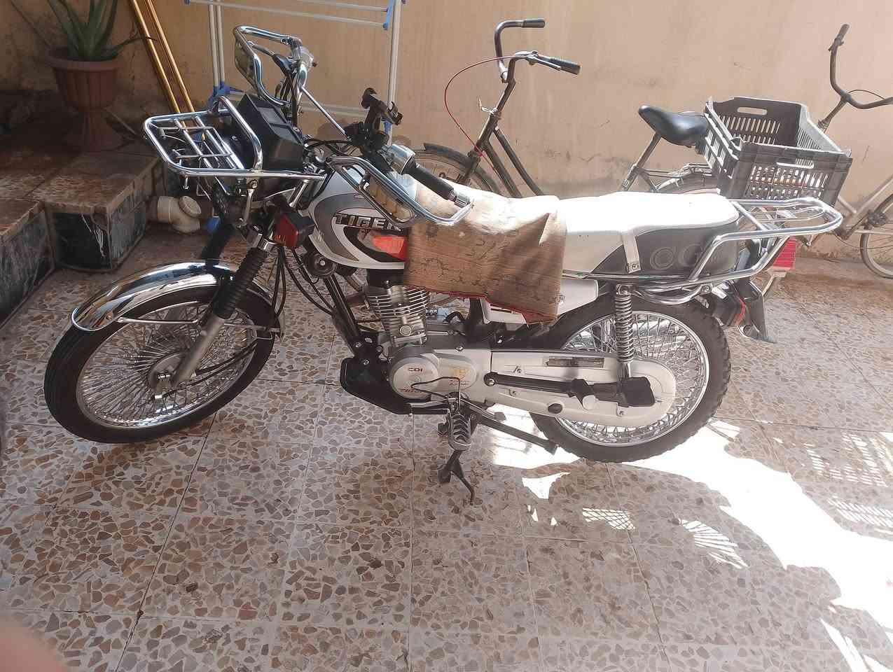 دراجه للبيع مرقمه موديل 2020 المكينه شرطه ما مفتوحه نضافه ميه على ميه تايكر سعر 1800
