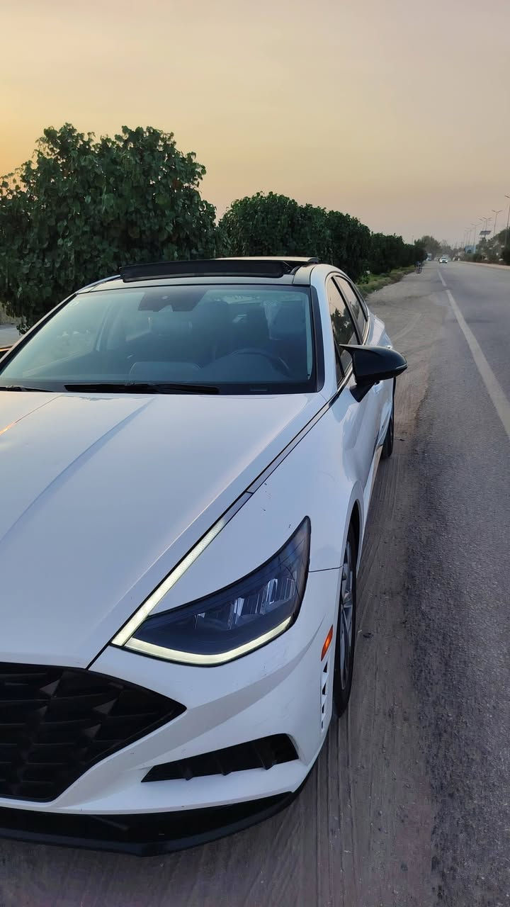 السلام عليكم  سياره سوناتا 2023 فئة SEL ماشيه 70الف كيلو السعر 147 وبيها مجال قليل 
المواصفات
محرك 2.5 تنفس طبيعي
 ناقل الحركة أوتوماتيكي من 8 سرعات AT
 محرك 8نوزل 4 GDI و 4 MPI
 الإضاءة مصابيح أمامية وخلفية من نوع LED
 رادار  360 درجه
 تشغيل عن بعد
 سايد بريك دكمه + تحديد مسار
 مثبت سرعه + قياده ذاتيه
 مضخم صوت +12 سماعه
 كشنات مخمل + تدفئه
 الاتصال تدعم Apple CarPlay و Android Auto
 4 وضعيات قيادة
 شحن واير لس
 صندوق فتح ذكي
 شاشة اعطال
 تخم تاير جديد
وتو هولد
 شاشه حجم كبير
بعد بيها هواي مواصفات ماذاكرهن سياره بيها قطعتين تبديل وقطعتين صبغ حدثها من امريكه جاملغ خلغي جهت السايق وبيها حادث بابين عكس السايق تبديل
***********
بيع فقط
