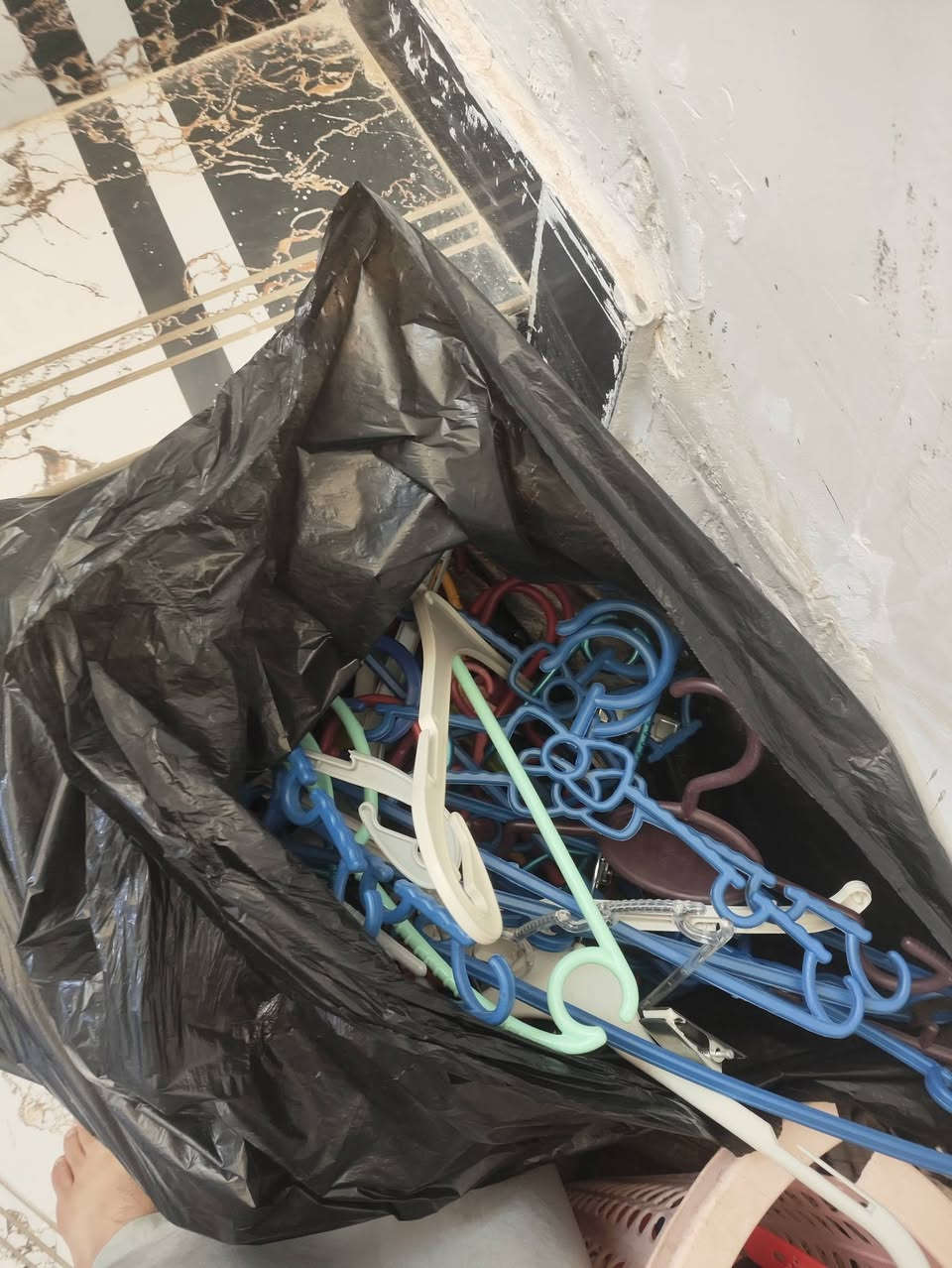 ادوات تعليك ملابس للبيع الاتصال ***********
