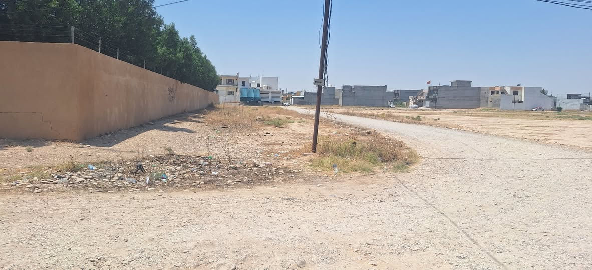 نصف قطعة طابو صرف مساحة ١٢٥م حي الموظفين امام اعدادية الاخاء ومتوسطة الأكرمين وشارع امام القطعة 12م  ماء وكهرباءامام القطعة( السعر 19) نقد او قسط ***********
