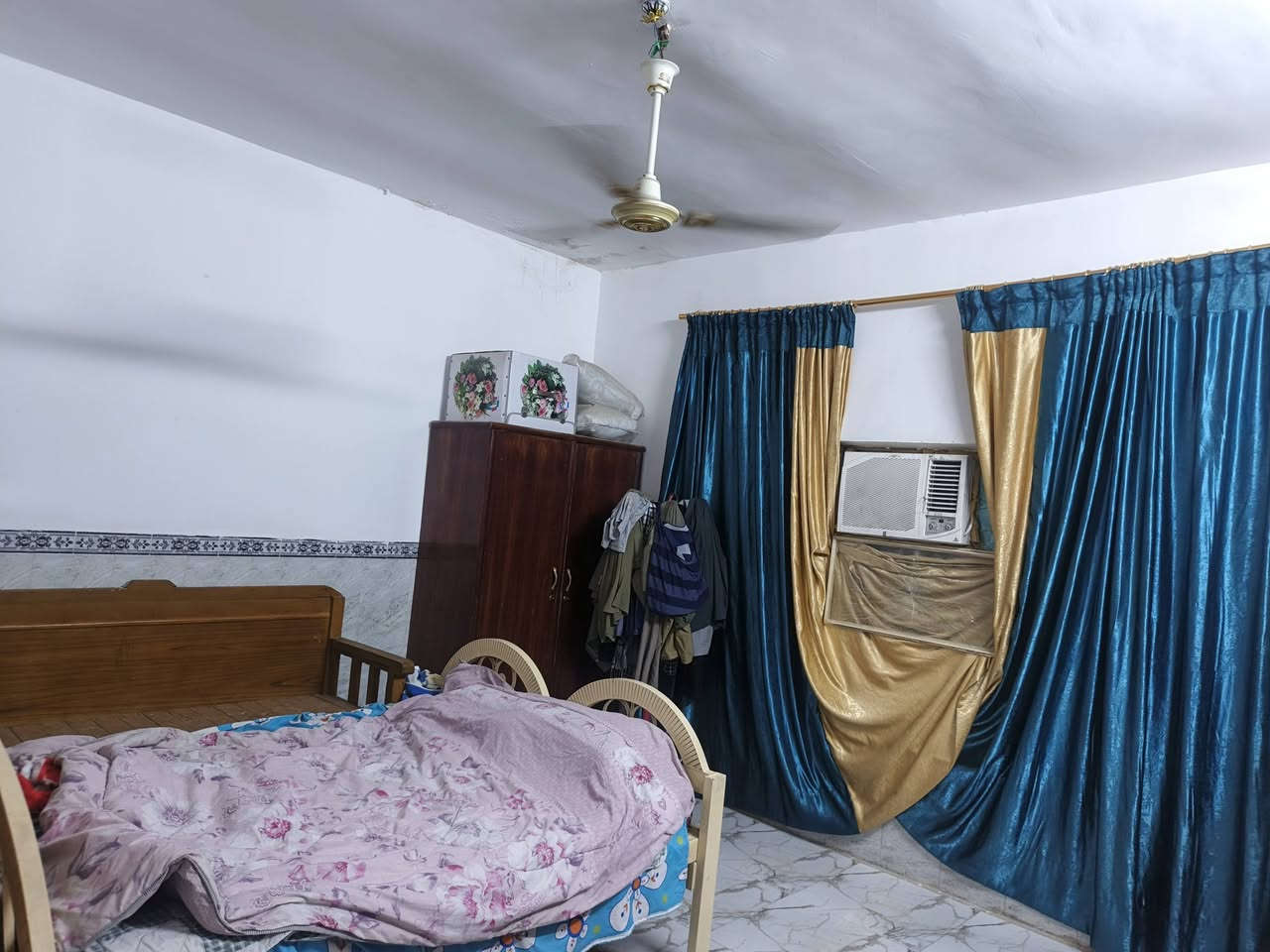 دار للبيع
المساحة 650 متر
 
طابو زراعي سند 25

متكون من ثلاث غرف
ثنين 5×5 والثالثة 6×5
صالة 10×4
الاستقبال 8×4
المطبخ 5×6
مجمع صحيات داخلي وخارجي 

شارع عرضة 8متر 

موقع مميز جدا  
وبسعر مناسب جدا 
للستفسار اكثر مراسلة الصفحة او الاتصال عل الرقم ***********
