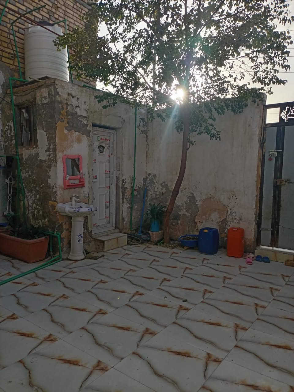 بيت زراعي للبيع  طابقين  كونكريت طابق الاول يحتوي على استقبال+مطبخ+صاله+غرفتين نوم+حمامات داخليه و خارجية طابق الثاني يحتوي على صاله +مطبخ +غرفتين نوم +حمامات داخلية و خارجية  المساحة185   العنوان الناصريه  مقابيل حي الجوادين  عمود 42ثالث بيت على  شارع الرئيسي السعر65 موبايل***********
