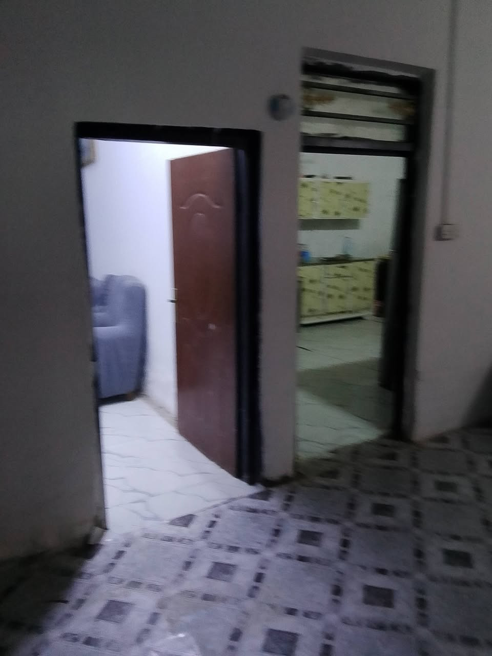 بيت 330م سند 25 بي وصل تطويب بلدية غرفتين نوم صالة استقبال مطبخ صحيات مناور كراج ساحة خلفية 100متر مقابل نزلة شيخ سامي خلف الطاقة جهة نزلة السريع تبعد عنه 100م بناء 2022
الاتصال ***********
