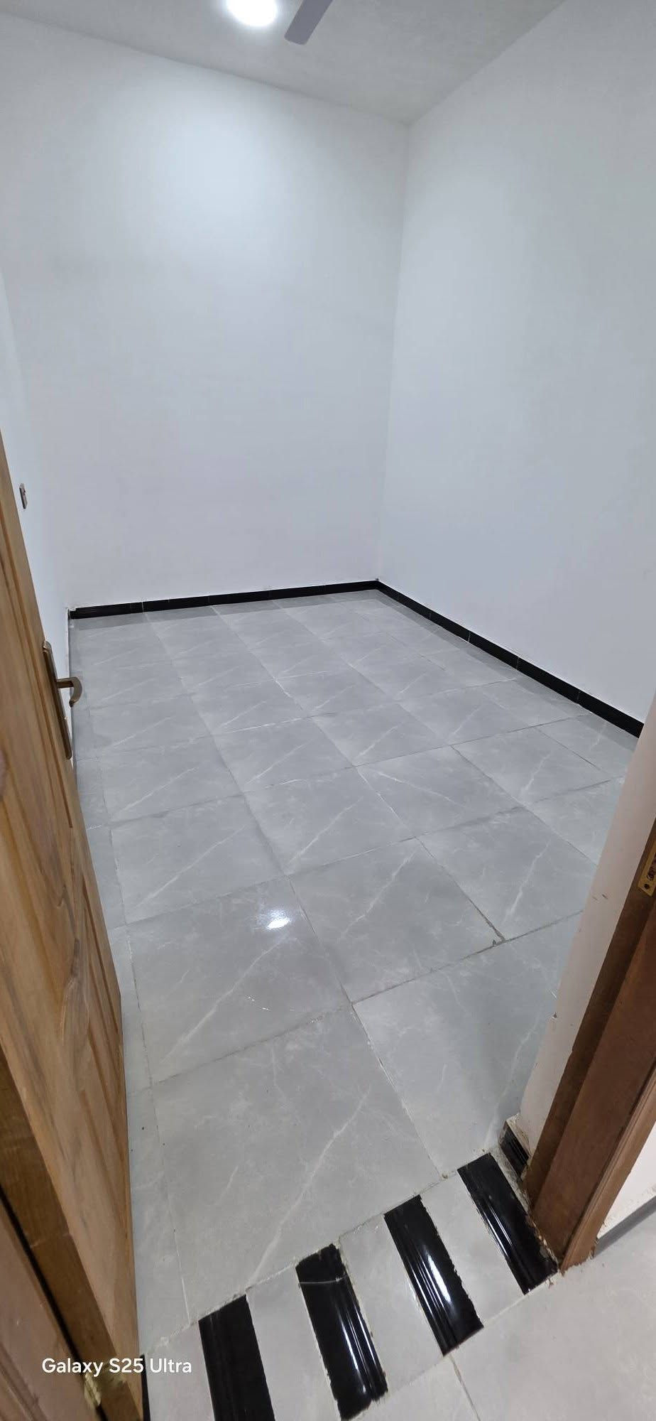 #يتوفر 3 دور جاهزات  للسكن للبيع

#ركن على 3 شوارع 

 #مساحة الواحد  100 متر 

#نوع العقار طابو صرف زراعي باسم عراقي
 
وكاله ومكاتبه ونسخه من الطابو

 بناء جديد وحديث

 #موقع ابو الخصيب حمدان المركز  شارع البريد
 
  #يتكون البيت من غرف نوم 2 و صالة و مطبخ و

 ديوان و صحيات خارجية و داخلية

 #شارع 8متر

  #طريق تبليط كهرباء ماء
 
  #سعر (63) و قابل للتفاوض للستفسار #الاتصال

 او واتساب  #***********
 
#او مراسلة الصفحة #Abbas Nehme البصرة, العراق
