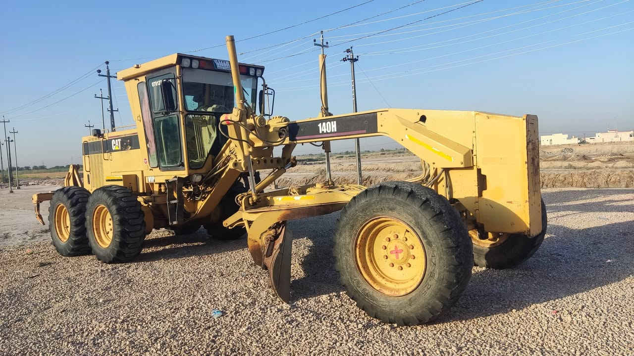 كريدر 140Hموديل 97بم ونوزل مكينه بلاد كير مضخة مكفولة كهرباء تبريد كلها شغاله المكينة بحاله ممتازه تخم تاير الكريدر شكل الحديث مرقم بصره بأسمي السعر على الاتصال ***********
