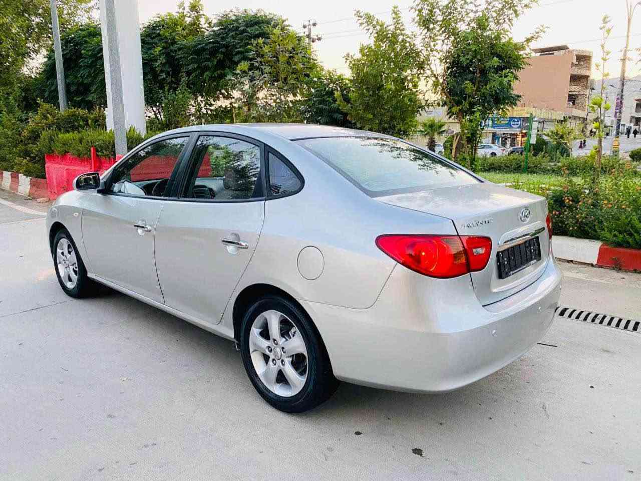ئاڤانتي مؤدبل 2009
سه ياره كه  له سه رده قي شه ريكه ماوه ته وه
ماشالله ي ده وي له جواني مواسه ڤات
ويل گه وره ته بريت له مس سوكان فؤليؤم
كامل مه سروف كراوه ديناريك مه سروفي تيدانيه
گيرومه كينه وكاره باي به شه رت
ته نانه ت شوختي نيه ساردي نيه
قه ترك خايسي نيه تايه ي لؤك
وه سف ناكري تكايه بؤعه يي مه پرسه 
هه موشتكي به شه رتي فه حس
بؤنرخ كؤمنت بكه
*********** رانية, السليمانية
