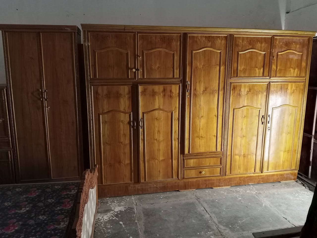 سلام عليكم عندي غرفه لبيع سعره600وبيه مجال ونقصه ميز توليت رقم لهاتف ***********
