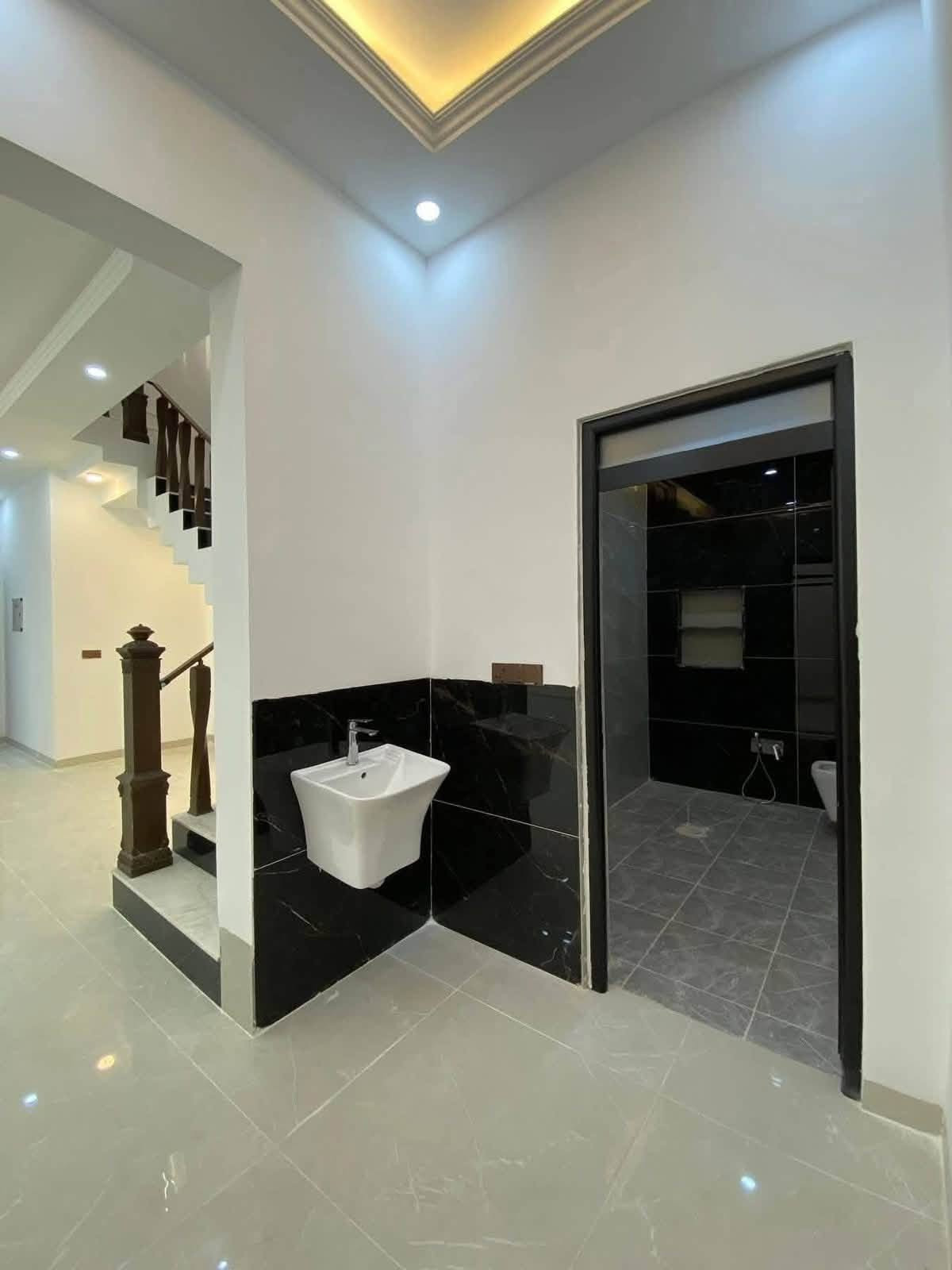 للبيع بيت 🏠 
300 متر 
تكريت الديوم ال 14 الف 
شغل درجه اولى 
سحب مغربي واجهه حجر 
صحيات دفن 
خمس غرف نوم 
سبع مجاميع صحيه
السعر 240وبي مجال 
للستفسار ***********
