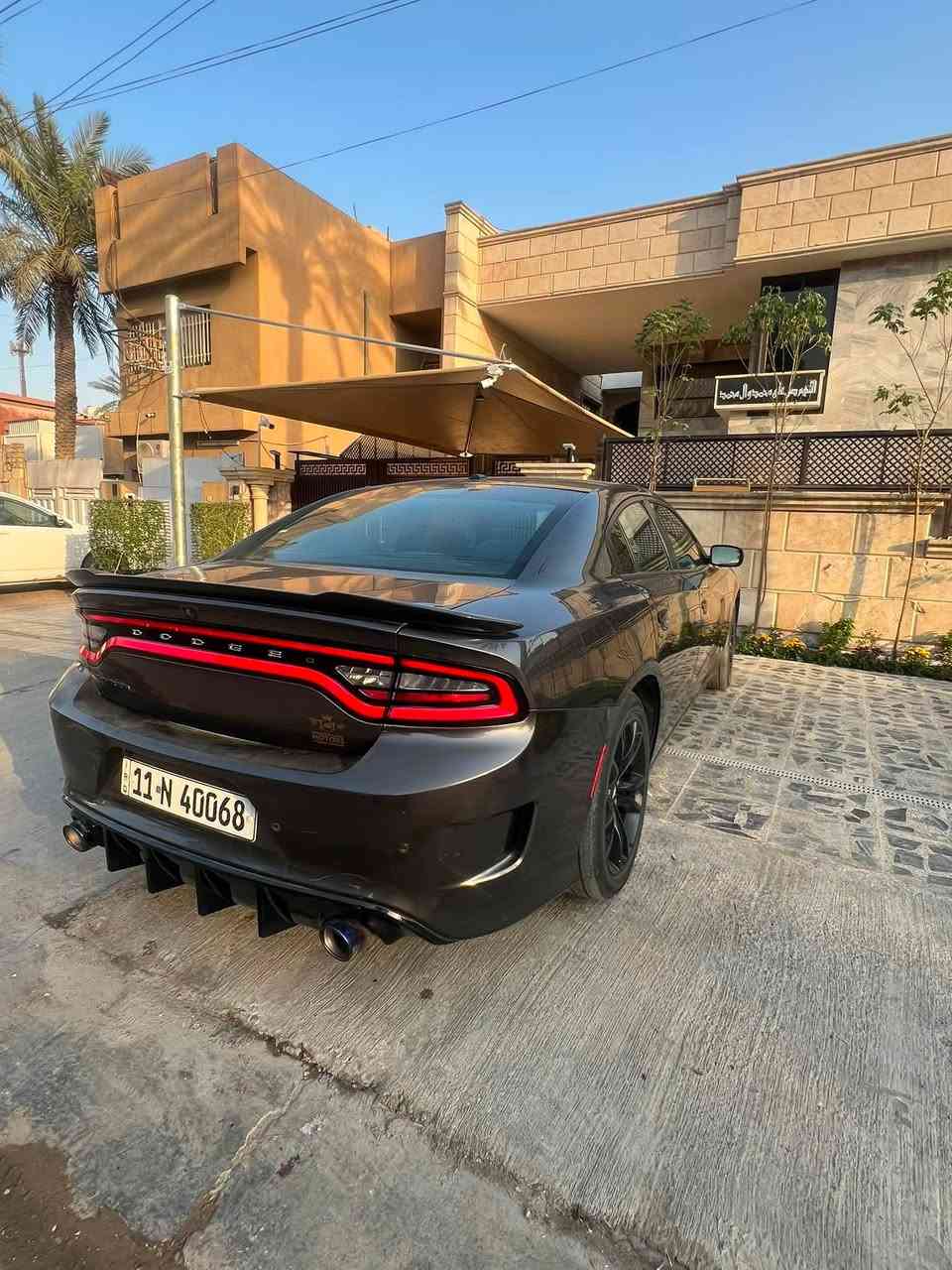 السلام عليكم 
متوفر جارجر  
🚀محرك 3600 /v6 موديل2018
🚀السياره ليبل واحد وتحتوي على بارد
🚀السياره تحتوي على رصعات خفيفه غير ملحوضه(حالوب) حالوب العراق وليس امريكه    ايرباكات كله سليمه
وضرر السياره بسيط مرفق في الصور 
السياره مصروف عليها هوايه من صدر تايرات مكينه كير منضومه بانزين ادامه 
مواصفات السياره 
السياره تحتوي على دعامياتsrt
وتحتوي على منضومه زنون 350$
وتحتوي على لحيهsrt
ودفيوزر srt
 ممشا السياره:46mحقيقي
كشنات مخمل
سستم صوت سماعات دمام 
حساسات خلفيه
كشنات كهرباء  حضن
شاشه 
تحتوي على حساست خلفيه 
رقم بغداد جديد شبه مميز
والواقع احلا من الصور 
والسياره استخدام شخصي
 للستفسار:***********
العنوان بغداد زيونه 
السعر 19.ونص بيه مجال بصيط او مراوس سبورتج او كورله
