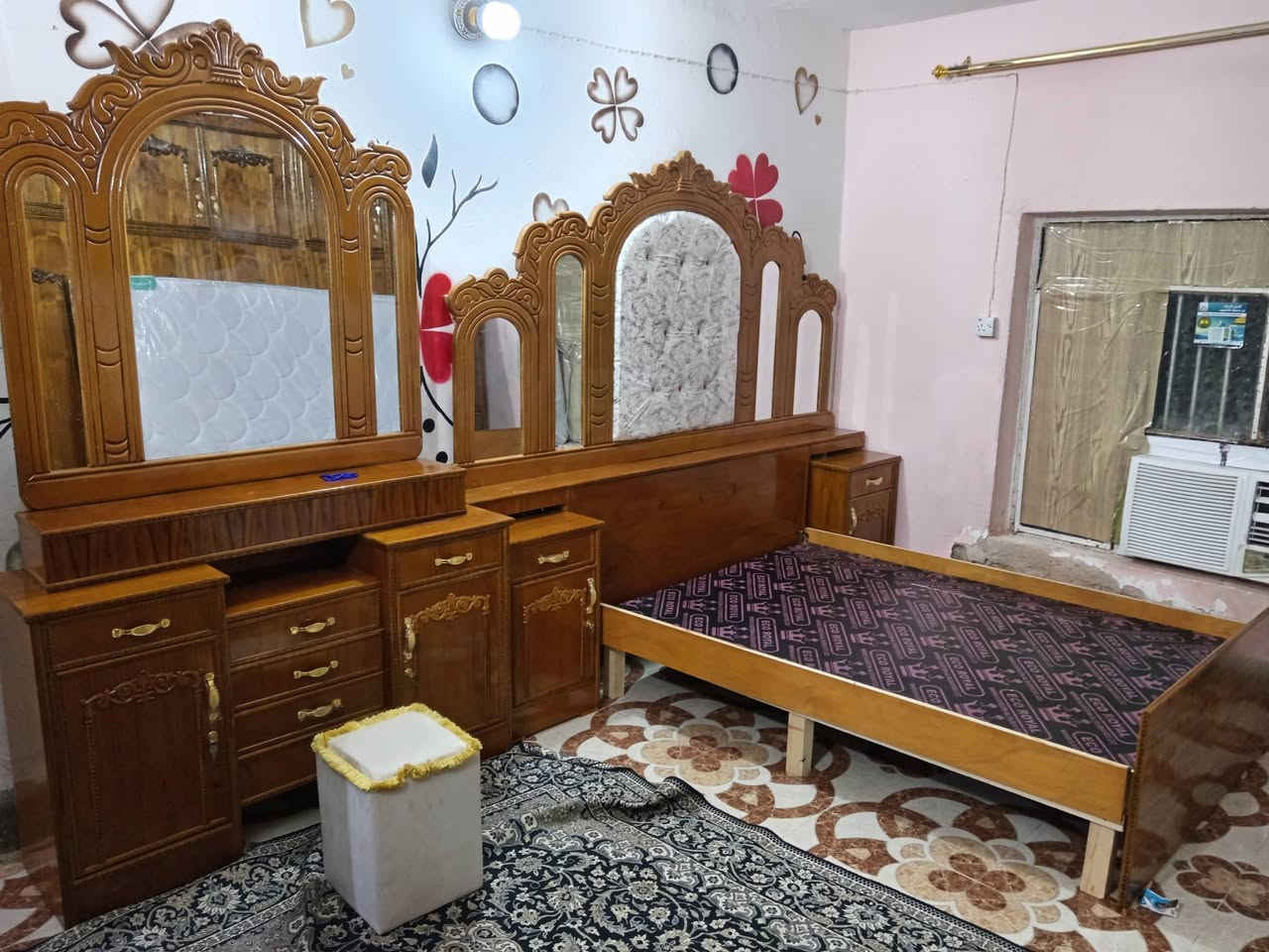 غرفه اخشاب للبيع جديد ما مستخدمه مستعجل على بيعه ضروف سعر مليون و ٢٥٠ و بيه مجال عنوان كوت حي الحوراء رقم //***********

