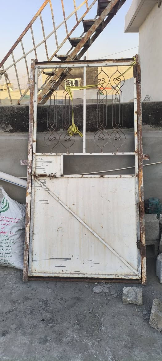 السلام عليكم عندي هذن ال بوب حديد و الشباك الي وراهن قياسات ال راسلني خاص و ادزلك ال قياسات و واخد منهن باب استقبال جبير و الثاني مال ممر ***********
