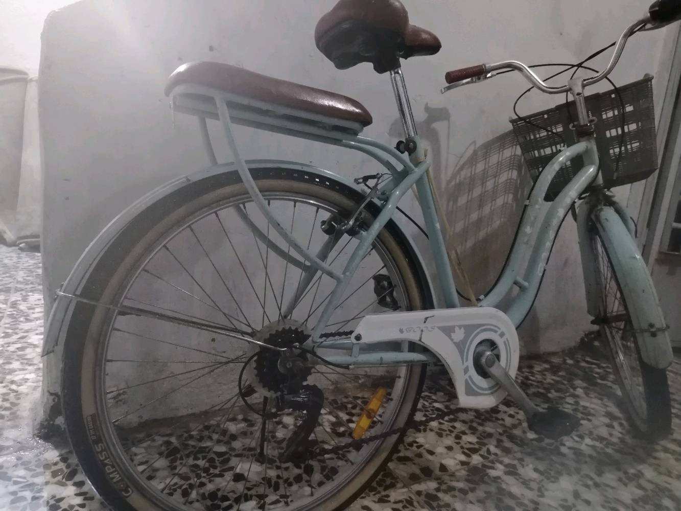 :
​📢 دراجة هوائية (بايسكل) للبيع – تميم كلاسيكي مميز! 🚲✨
​نوع الدراجة: بايسكل نسائي / بناتي كلاسيكي (مديني) مع سلة وقعدة خلفية.
​اللون: سماوي أنيق (Light Blue) مع لمسات باللون البني.
​المواصفات والتفاصيل:
​المحرك والنظام: مزود بناقل حركة (نمر / دبلات دوان) لسهولة القيادة والصعود.
​المقاعد: كوشن (سرج) بني مريح جداً + مقعد خلفي مبطن وجاهز للركوب.
​الملحقات: سلة أمامية تتسع للأغراض، واقيات طين (قمصان) خلفية وأمامية لحماية الملابس، وحافظة كلاسيكية للزنجيل.
​الإطارات: إطارات متينة بحالة جيدة جداً (Compass).
​الحالة: مستعمل بحالة جيدة جداً وجاهز للاستخدام مباشرة.
​💰 السعر: 80 ألف دينار (قفل / غير قابل للتفاوض)
​📞 للتواصل والاستفسار: [ ***********]📍 الموقع: [بغدادالكمالية خلف مستشفى الفضيلية ]
