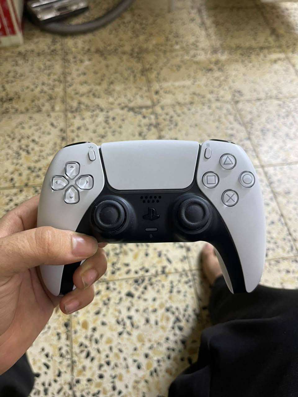 جهاز ps5 استعمال قليل جدا  بي ضمان سنة كامله نوع سلم ذاكرة 1 تيرا إني اشتريته قبل تقريبا شهرين أو 3 أشهر ب 950 ألف سبب البيع ألعابه غالية عليه الجهاز يجي وياه كيبل HD 5 أمتار ويجي وياه يدة اصليه مالته حالتها فول نضافه مابيها درفت أو أي شي وعندي يده ثانيه بس مو اصليه (مو مال جهاز) يجي ويه الجهاز 3 اقراص 1 سباق سيارات كراش نسخه ال ps4
إلهه الحرب الجزء الرابع نسخة ال ps4 
فيفا 24 نسخة ال ps5 
كارتونة الجهاز موجوده وشرط الفحص (الجهاز ما داخل صيانه لأي سبب) للتواصل *********** بغداد, العراق
