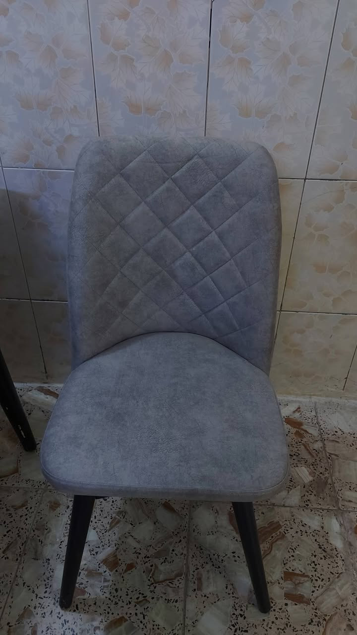 ميز طعام • ٤ كراسي • قابل للتمديد