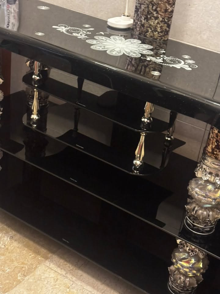 السلام عليكم عندي ميز تلفاز على ٧٥ قفل
الي يريده يتصل على هل رقم***********
 العنوان بغداد جديده بغداد
