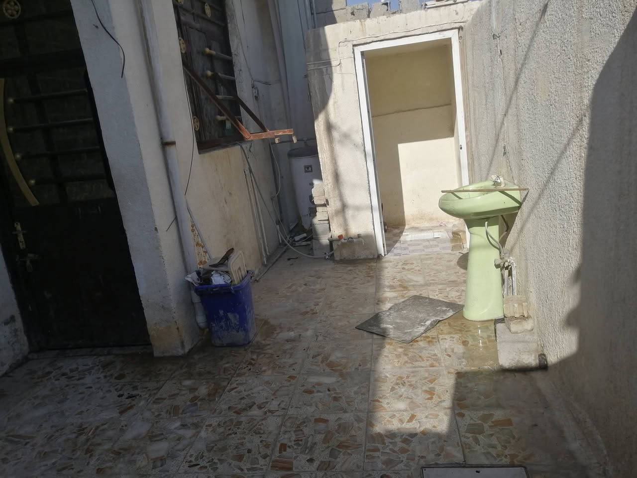دار للايجار • مساحة ١٠٠م • خلف البانزين
