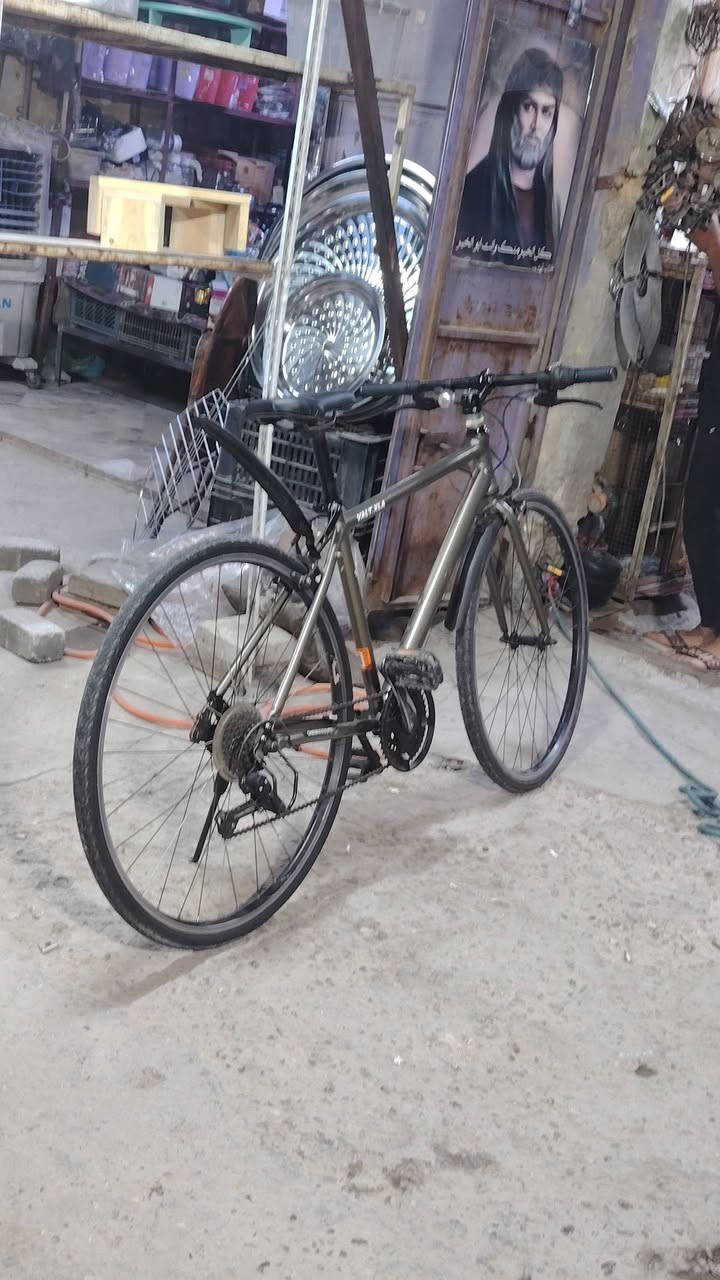 🚲 للبيع: بايسكل c700 ماركة (VALT.XLA) أصلي - بحالة ممتازة🟦
(Mountain Bike) هاردتيل.⛰️

 (الفريم): ألمنيوم خفيف جداً وقوي (Aluxx Aluminum)، تصميم هيدروليكي مريح للمسافات الطويلة.✅

(الإطارات): تايرات أصلية ماركة Maxxis (ماكسس)✅

ويلات ألمنيوم  (Giant GX28) قوية وتتحمل الصدمات.✅

منظومة سرعات متعددة (شفترات شيمانو) مع دنديل ثلاثي أمامي يوفر سلاسة تالية🟥

حجم(27.5)

العنوان بغداد مدينة الصدر

للتواصل ***********
