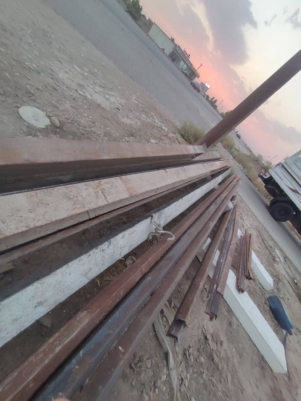 يتوفر شيلمان مع زاوية 40*40،وسنديج مستخدم،وجديد حسب الطلب،حديد صناعي بي آر سي،قرميط،كيربي،وكافة أنواع الكابون الزجاجي والملون للاستفسار الاتصال على ***********,,,***********، حازم النعيمي
