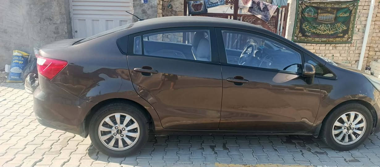 كيا ريو خليجي موديل 17 محرك 1600 دوش
السيارة حادثها جاملغ و باب الخلفي موضح بالصور بدون دواخل و الباقي مكفول گير و محرك مكفولات تدفئة و تبريد خير من الله و صدر امامي خلفي جديد تخم تاير جديد السيارة جاهزة بفضل الله
سعرها 85 ورقة وبيها مجال بسيط
 العنوان بغداد / حسينية الراشدية
تلفون ***********
