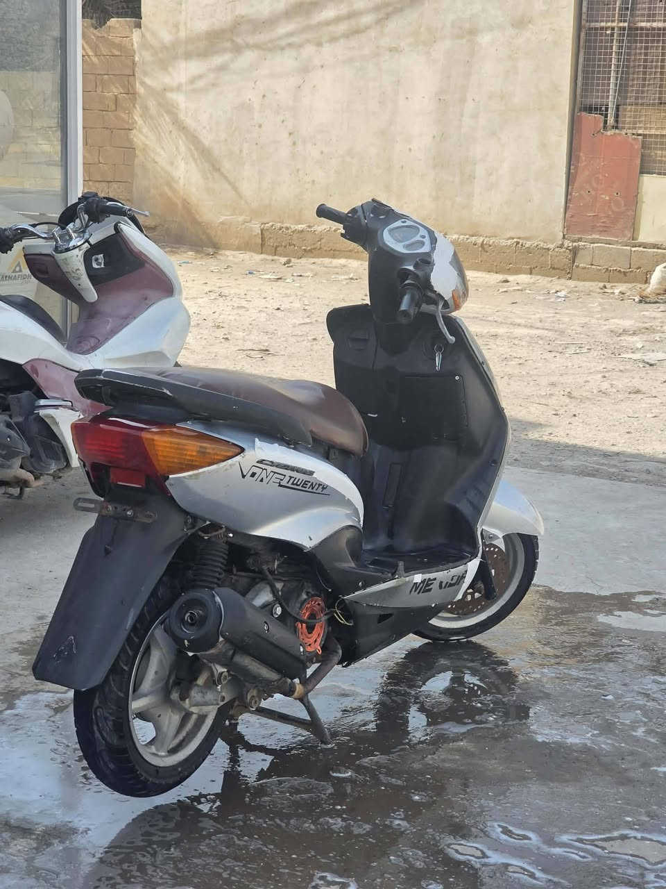 دراجة سكنس نثيه للبيع محرك خير من الله ناعم دراجه كاملة مكمله نقص دكمت السلف 
السعر ٣٠٠ وبيها ومجال بسيط مكاني ديالى بعقوبة رقم ***********
