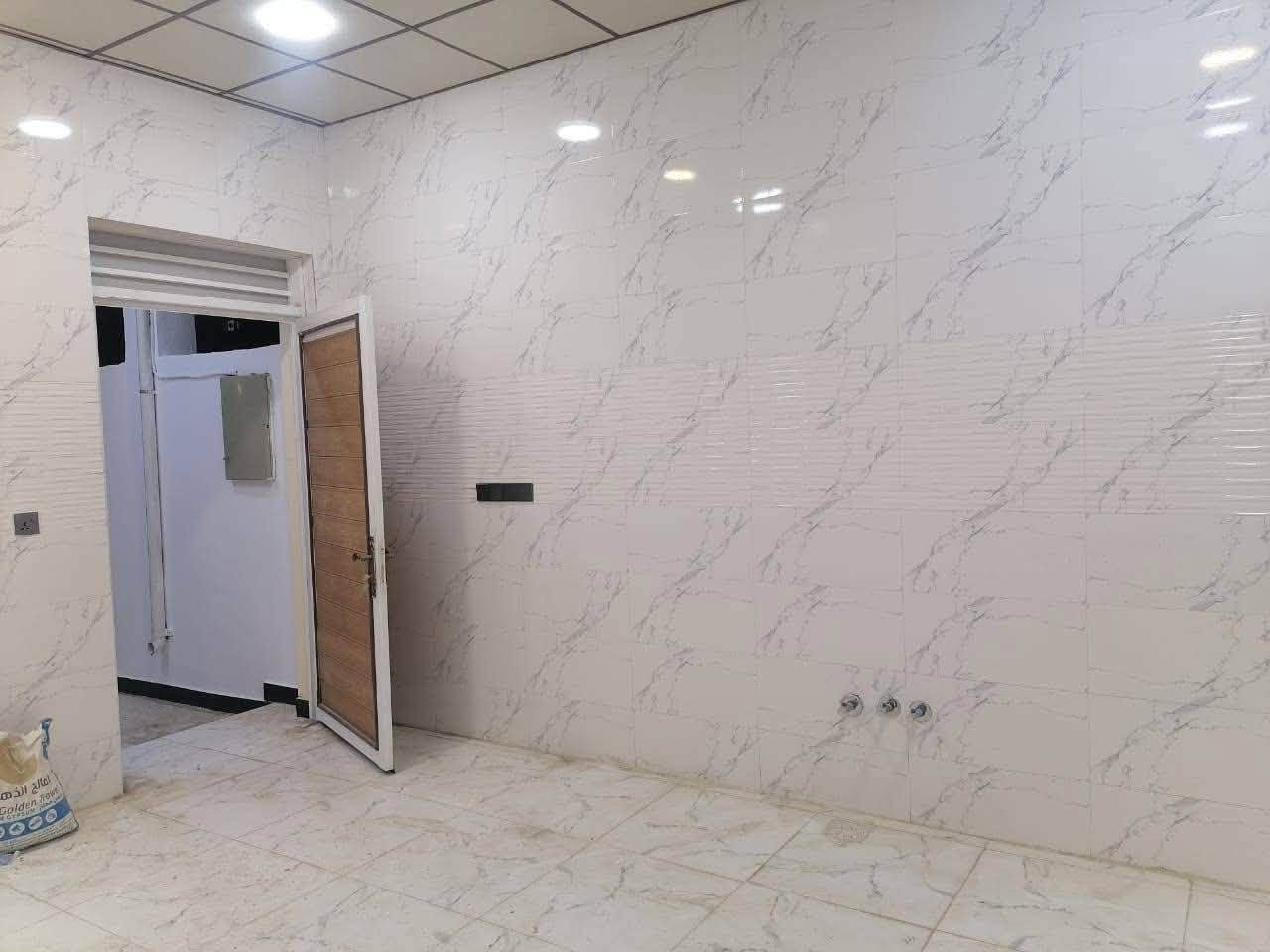 � بيت للبيع – 🏠بناء جديد مامسكون 

📏 المساحة: 190 متر
📜 النوع: زراعي – سند 25

📍 الموقع: البيت حولي الجامعة، الفرع المقابل لغسل غريب الطوس

💎 مواصفات البيت:

 • ٢ غرف نوم 
 • صالة 
 • مطبخ 
 • استقبال 
 • مجمع صحيات
 • ٢ مناور للتهوية والإضاءة

✨ بناء حديث 
موقع قريب من جميع الخدمات والجامعة

📞 للاستفسار:
مكتب المحيط لبيع وشراء العقار
📍 الديوانية – شارع الحولي – خلف جامعة القادسية – قرب غسل غريب الطوس
📱 *********** – ***********
💬 متاح أيضًا عبر الواتساب
