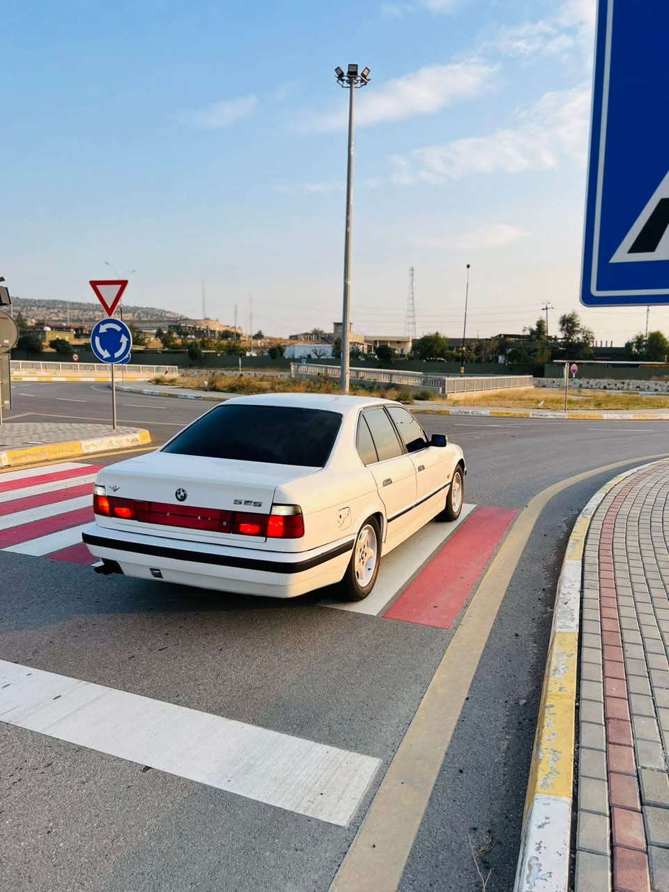بي ام دبليو ٥٢٥ • موديل ١٩٩١ • توماتيك