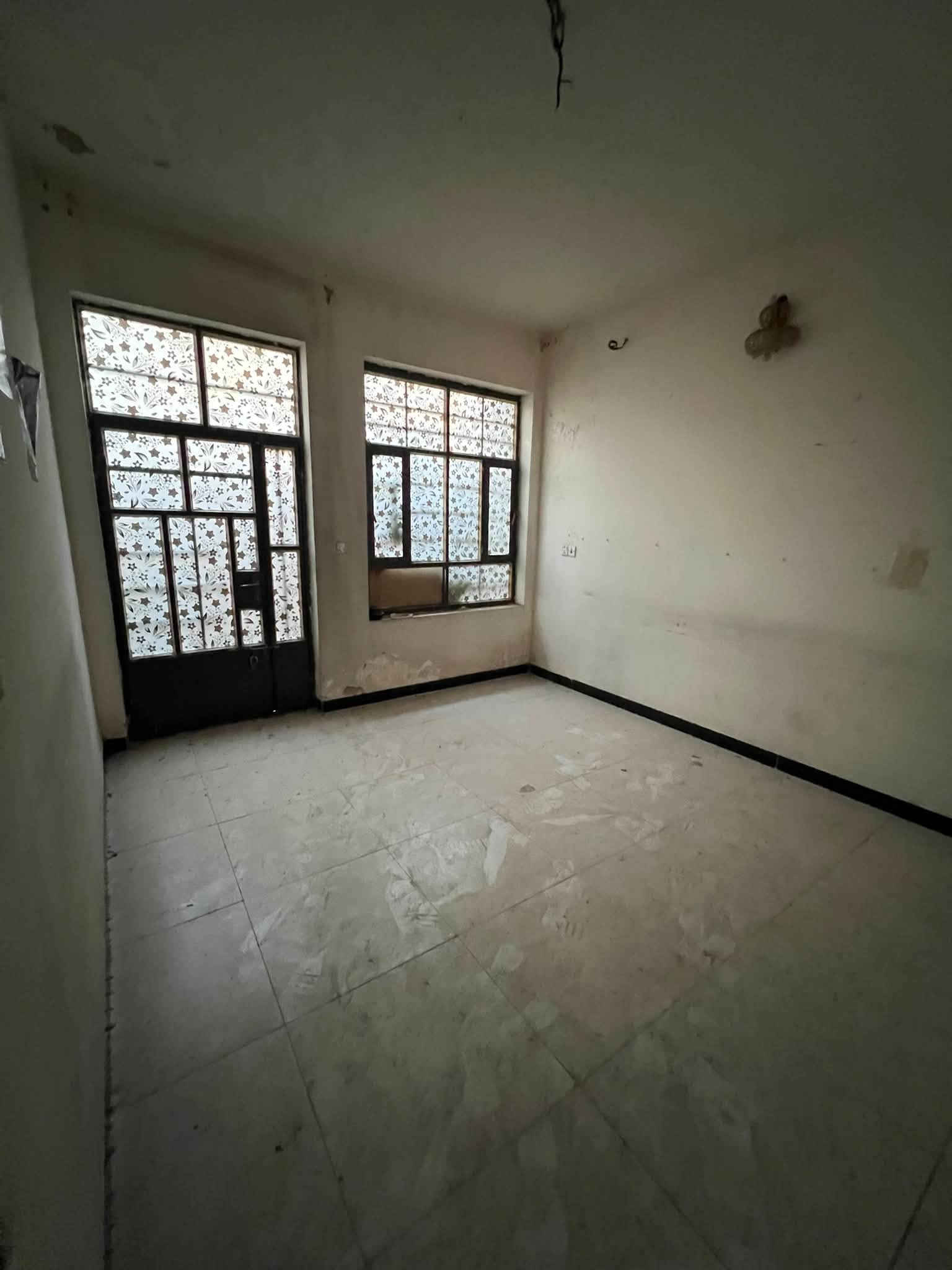بيت بل زعفرانيه الاربع شوارع زراعي للبيع
مساحه البيت 75 متر
طابو زراعي سند 25 حجي جعفر البي وكاله+ قرار محكمه
واجهيه 5 نزال 15
مبني طابقين 
مع خدمات بل طباقين 
البيت كامل 
متواجد واتساب او تصال ***********

