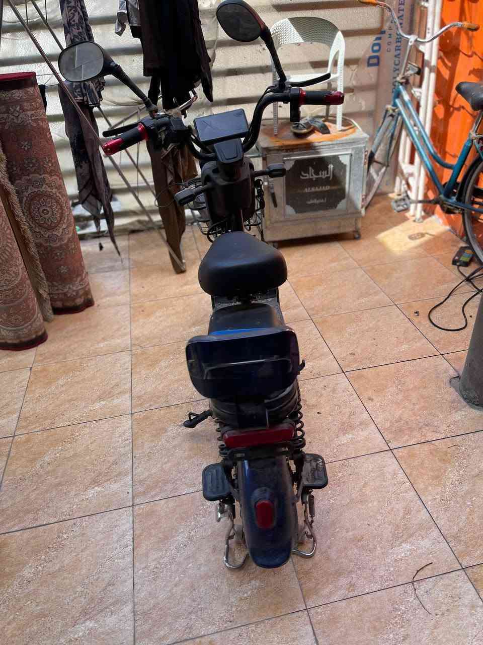 السلام علیکم
دراجه شحن كوم حديد عوزها بس بطاريات
السعر 125وبيها مجال لشراي
الاستفسار على الرقم ***********

