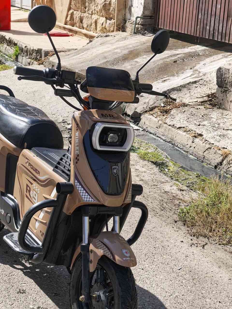 ماطور Rs9 للبيع
الماطور نظيف مابي شي كله شرط
خمس بطاريات 46 امبير سوبر كرافين شرط الفحص
اربع سرع 109
 فقط بي الفج الخلفي مكسور غير شي مابي
للستفسار
***********
واتساب
