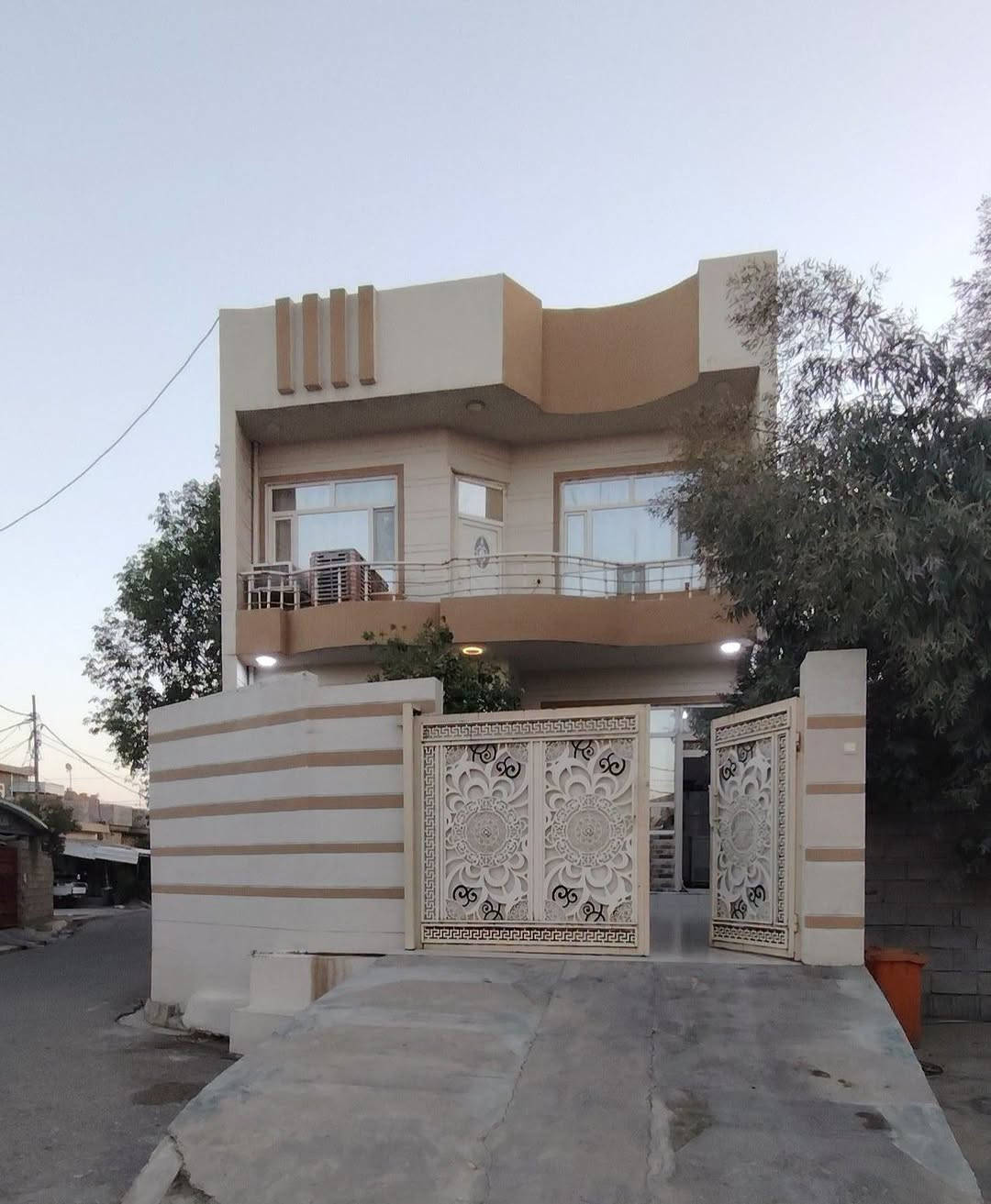 #نظرة واحدة تكفي لتقرر.. الجمال لا يحتاج إلى مقدمات

بسم الله الرحمن الرحيم
السلام عليكم ورحمة الله وبركاته
يعلن مكتب علي الصميدعي للاستثمار العقاري
عن توفر #دار_للبيع_ركن المساحة ١٥٠ متر الموقع حي الخضراء قرب اسواق جلال كوردي بناء حديث طابقين #يحتوي الطابق الأول على استقبال ٦ *٤ ومطبخ ٤ *٤ ومجموعة درج ٨*٤ مع غرفة نوم ٥*٤ ومجموعة صحيات متكاملة مع مناور عدد ٢ وصحيات داخليه وخارجية مع حديقة خارجية ٠٠٠
#يحتوي الطابق الثاني يحتوي على غرفين نوم مساحة الغرفة الأولى ٦*٤ والغرفة الثانية ٥* ٣ونص مع صالة ٥ *٤ مجموعة صحيات مع مطبخ ٠٠٠
علماً جميع ارضية الدار سيراميك وسقوف ثانوية والمنطقة تحتوي على كافة الخدمات ماء اسالة كهرباء تبليط اناره مجاري ٠٠٠ للاستفسار عن السعر وباقي التفاصيل الاتصال على الارقام التالية او مراسلة الصفحة :
📞 *********** متوفر واتس اب
📞 *********** متوفر واتس اب
او زيارة مكتب علي الصميدعي للعقار الكائن في ديالى ٠ جلولاء ٠ حي الشهداء ٠ مقابل اتحاد شباب جلولاء ٠ ودائرة التقاعد ٠
#ملاحظة الدار ركن وامام الدار ساحة مفتوحة وليس فرع
