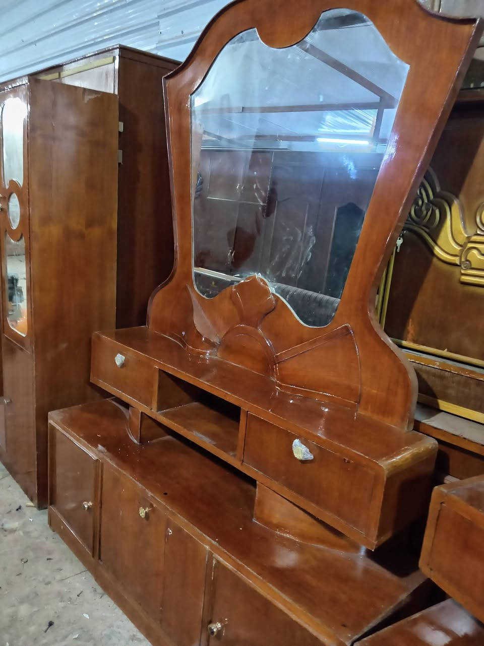 سلام عليكم غرفه للبيع صاج داخل خارج العنوان كاطون رازي مزاد الريان الاستفسار اكثر واتس اب ***********
