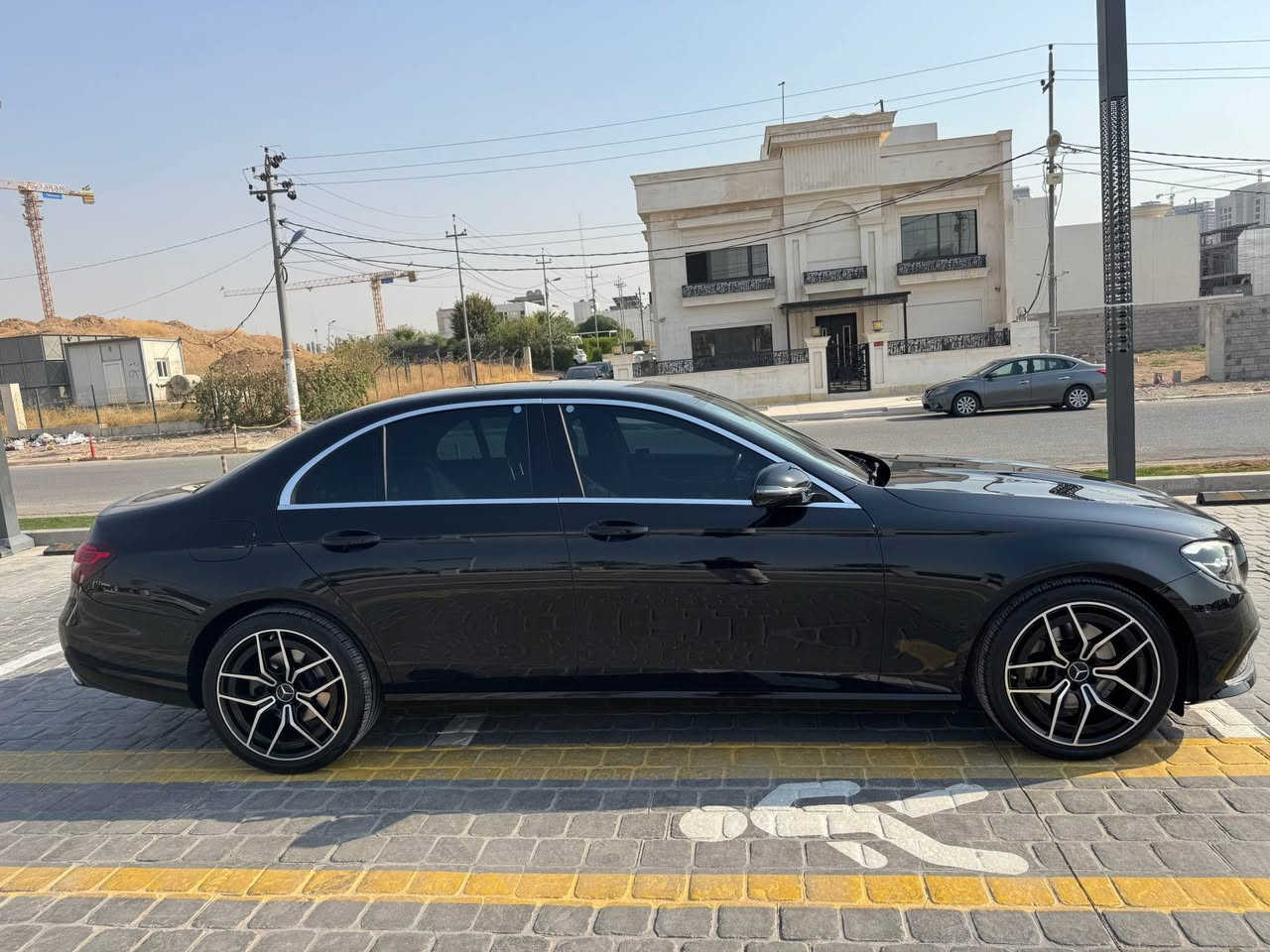 مرسيدس E200 
موديل 2022
وارد اوروبي ماشية 91000 km
سيارة بدون حادث بدون صبغ
سيارة نص مواصفات
رادار / كاميرة / حساس / كشتات هيتر / أوتو ستوب / تحديد سرعه / قراءة علامات شارع / كشتات نص جلد / كشن كهربائي / شاشه كبير / جامات كهربائيه/ اينارة داخلي ١٦ نوع 

سعر 31500$ 
What’s  *********** أربيل, العراق
