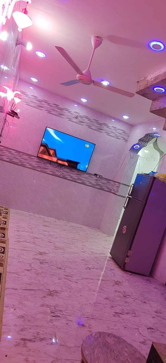 بيت ١٢٥متر طابقين بلقاطع موقع حلو جدا شارع تبليط عرضه ١٥متر جيران ناس اخلاق جدا جدا ونعم الجيران .
طابق الاول كامل مكمل اما الطا بق الثاني واصل للصقف ومتوقفين مسقفين صاله سندويش حته نقفل صاله الفوك من تراب والامطار .
البيت متكون من الطابق الاول غرفه وصاله ومطبخ حار وبارد ومنور وبراني ومجمع صحي اما الطابق الثاني ٣ غرف ومجمع صحي وصاله .
بناء درجه اولى كله سمنت جسر ورمل مختبر الارضيه بورسلاين هندي متر و٢٠ب٦٠ والصاله والمجمع مال مطبخ للصقف سيراميك أيضا هندي اما شبابيك والبيبنان تسكام درجه اولى وليس بيعي .
سعر 120ومطلوب اسكان 40ينزلن من سعره يعني بليد 80 والاسكان عليك
بيت ١٢٥متر طابقين بلقاطع موقع حلو جدا شارع تبليط عرضه ١٥متر جيران ناس اخلاق جدا جدا ونعم الجيران .
‏‪***********‬‏
