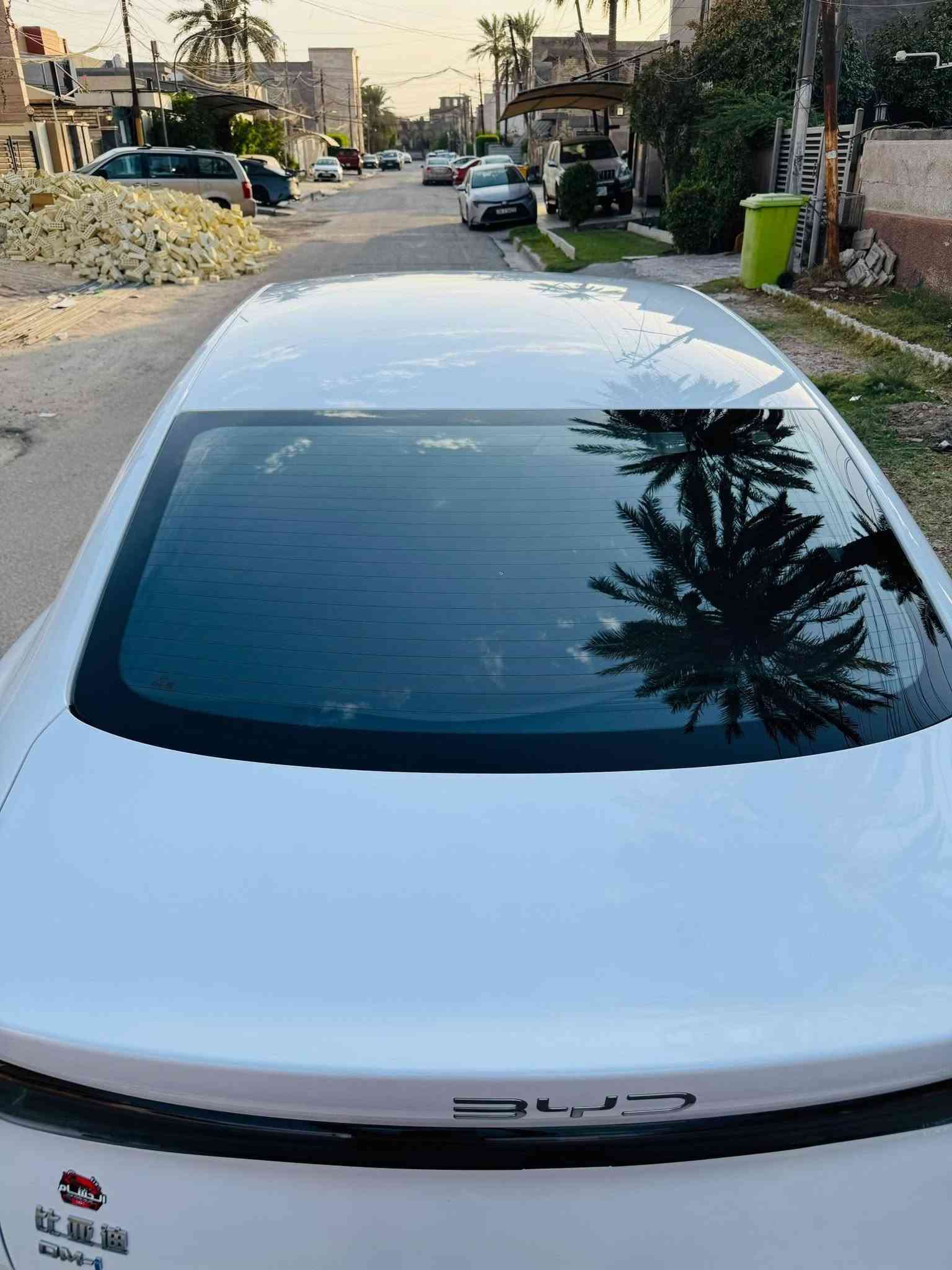 سيل 6 
موديل25 
السيارة تجي اربع كامرات 360 درجه 
بطارية 80 
السيارة ماشيه 22 الف 
السيارة جاهزه من شاشه و كماليات 
بيها بس رصعه بالباب الخلفي 
السيارة عارضها ب25 مليون و بيها مجال 
مكان السيارة بغداد العامرية 
***********
***********
 بي واتساب هم غير متواجد على الفيس رجاءا
