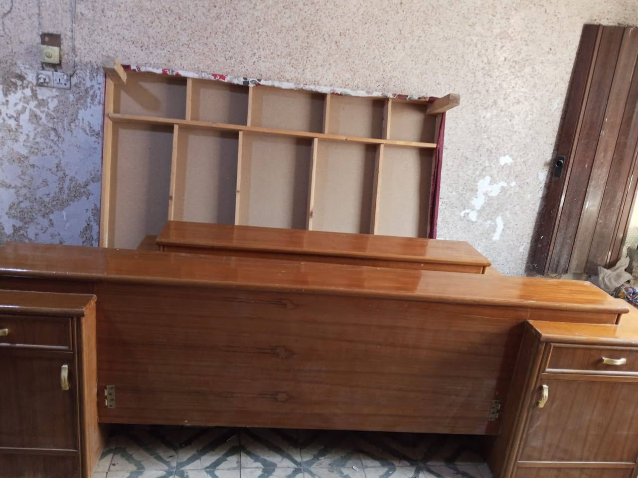 السلام عليكم 
غرفه تفصال نجاره مضبوطه وسويتها بثلاث ملايين وميتين قسماً بالله ام الست ببيان كامله وخير من الله واريد أبيعها لان عندي بناء واريدها بمليون ونص بنادر الثانيه ورقمي ***********
