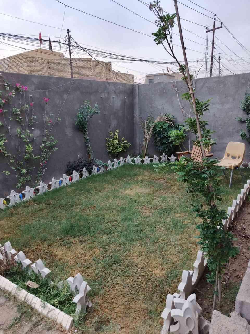 بيت للبيع.
‏(شارع النفط) بشارع بيت درجال خلف بيت جليب 
‏المساحه 300 . متر ركن 
‏استقبال. 6.5×4
‏مطبخ. 4×4
‏مطبخ حار. 3×2
‏صاله. 7.5 ×4
‏غرفه.(1). 5×4
‏غرفه. (2). 5.5×4
‏ . 
‏الرقم. ***********
