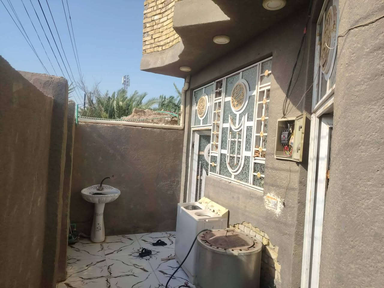 السلام عليكم بيت بناء جديد قبل سنه بيت متعوب عليه بناء كامل من كل النواحي سراميك لبخ ابياض يحتوي على غرفه نوم 5×4 صاله درج بيتونه استاره مطبخ استقبال صحيات  شغل يخبل موقع البيت حي الجهاد  بدايت شارع الزنابره يبعد عن التبليط 100متر خدمات كامله كهرباء مولد ماء مطنقه ناسه حبابين ومرتبين تعوف بابك مفتوح وتروح أمان امان
للتواصل اكثر ***********
السعر مناسب 👉👉

