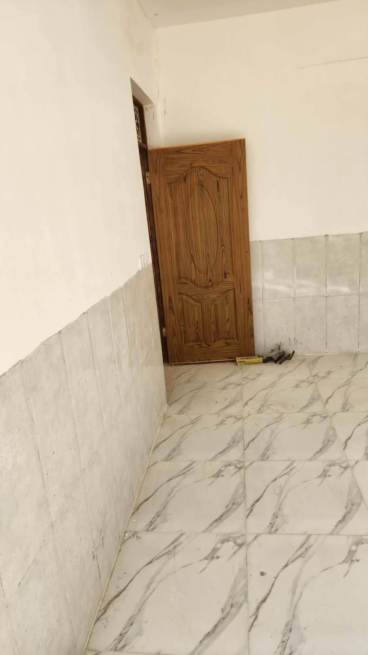 بيت للايجار ١٠٠ متر طابق واحد غرفة وصالة واستقبال الربيع خلف مطعم الماعون منطقة سكنية راقية السعر 500 
استفسار ***********
