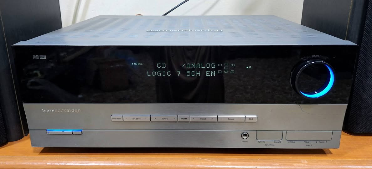 السلام عليكم . من رخصة الادمن المحترم . امبليفاير Harman Kardon هارمن كاردون موديل  AVR 132/230 جهاز استقبال صوت وصورة (مستقبل AV) بقنوات 5.1 و كهرباء  230 فولت ، يمنح طاقة بقوة 30 واط لكل قناة لعدد 5 قنوات ، يدعم أنظمة صوت محيطية مثل Dolby Digital وDTS ونظام Logic 7 و يحتوي على عدة مداخل صوت و صورة فيديو وامكنية استخدامه هوم سستم كمسرح المنزلي وربطه مع شاشة بلازما او كأمبليفاير مع زوج سماعات حسب الاستخدام الشخصي . 
للاتصال ولالاستفسار *********** مكان كركوك ويوجد توصيل
