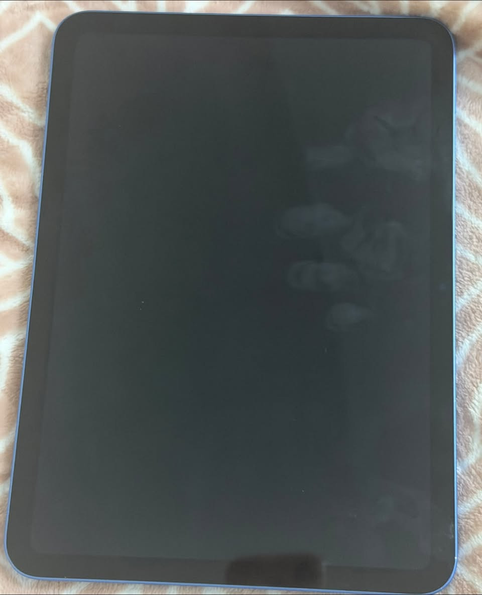 السلام عليكم ايباد ipad 11 - A16 
بطارية 87‎%‎ 🔋 
الذكراة 128GB
بيه طعج خفيف مثل ما موضح بالصورة 
مكاني ميسان العمارة 
الشراي يتفضل واتساب : ***********
