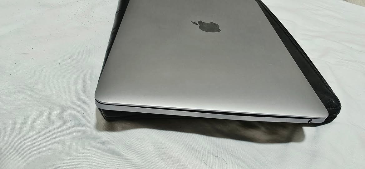 Apple MacBook Pro
 2020
قياس: 13
معالج : M1
ذاكرة: 256
رام : 8
الشاشة فقط مكسورة اما بقية اجزاء الحاسبة تشتغل طبيعي، الماوس والكيبورد و اللوح اللمسي يشتغلن طبيعي. تكدر تربطها على شاشة من خلال كيبل وتشتغل عليها مباشر
350 السعر

***********
