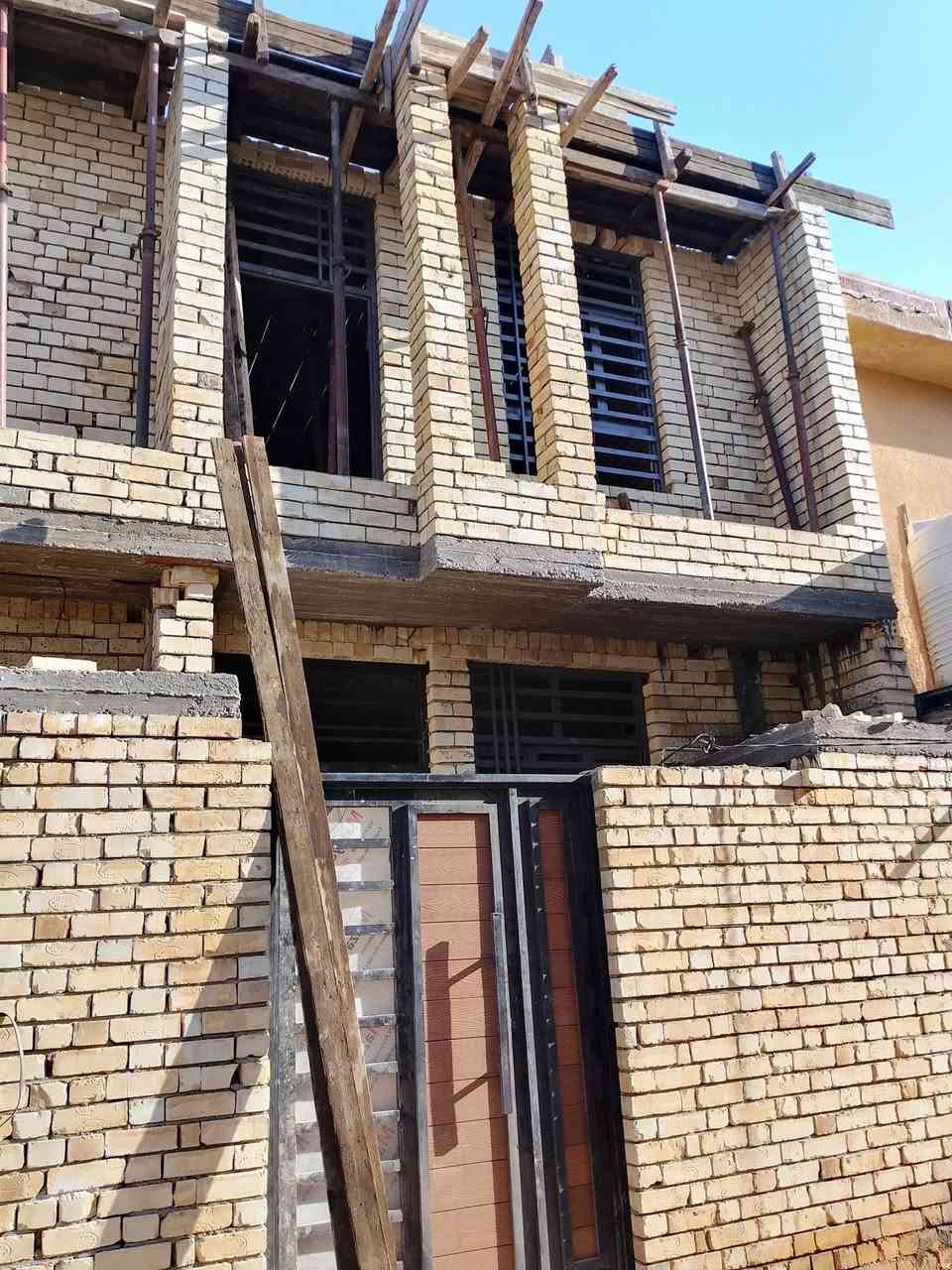 عندي بيوت 2للبيع بناء حديث طابقين بناء طابوق درجه اولى يحتوي على ستقبال مطبخ 2غرف صحيات صاله عنوانه قرب مدرسة الغزالي الودي عمود 31 مساحه 55  ثاني بيت عن الشارع العام  البيت  قيد الانشاء   انشاء الله   كم يوم  وخلصن اسلمك مفتاح الاستفسار اتصل على الرقم ***********/***********
