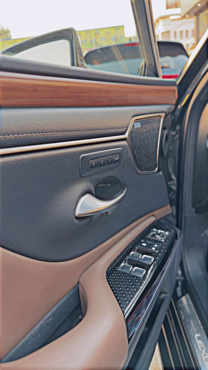 🔥 للبيع | Lexus ES 350 Platinum 2023 🔥

🇯🇵 لكزس ES 350 بلاتينيوم
🏢 وكالة ساز العراق | ضمان وكالة
✨ خليجي | مواصفات بلاتينيوم

💎 محرك V6 3.5L
302 حصان
أوتوماتيك 8 سرعات
دفع أمامي

📍 الممشى: 90,000 كم
📄 السونار مرفق بالمنشور

  المواصفات
▪️ سقف بانوراما
▪️ جلد فاخر
▪️ مقاعد كهربائية
▪️ تبريد وتسخين المقاعد
▪️ ذاكرة مقعد السائق
▪️ دخول وتشغيل بصمة
▪️ شاشة وسطية
▪️ Apple CarPlay
▪️ كاميرا خلفية
▪️ حساسات أمامية وخلفية
▪️ Blind Spot
▪️ مثبت سرعة
▪️ أنظمة أمان وثبات
▪️ إضاءة LED
▪️ شنطة كهربائية
▪️ نظام صوت فاخر
▪️ جنوط ألمنيوم

🛡️ ضمان وكالة ساز العراق

💰 السعر: 29,500$

📍 العنوان: بغداد
📞 للتواصل: *********** بغداد, العراق
