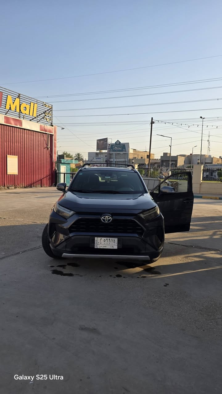 للبيع — Toyota RAV4 SE لون فيلي مميز موديل 2022
راف فور SE وارد امريكي بحالة جيده جداً
 مواصفات فئة SE الكاملة:
• شاشة معلومات كبيرة مع Apple CarPlay
• كاميرا خلفية وحساسات
• فتحة سقف
• تشغيل بصمة وستارت
• رادار ومنظومة أمان Toyota Safety Sense
• مقاعد رياضية مريحة
• تحكم بالسكان + مثبت سرعة
• جنوط رياضية أصلية
• إنارة LED كاملة
• تكييف ممتاز جداً
• اقتصادية بالوقود واعتمادية عالية
ماشيه 86000 ميل 
التواصل *********** 
السعر 18000 دولار 
المكان بغداد حي الجهاد
