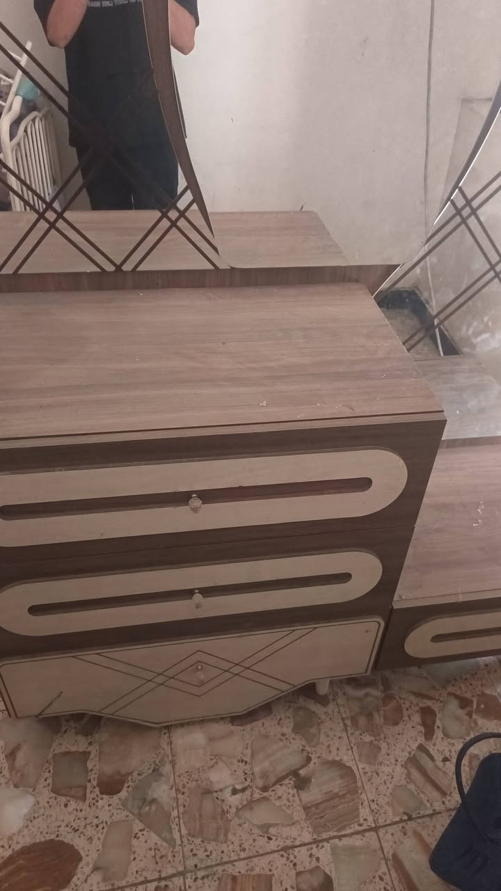 غرفة نوم تسع قطع يرادلها بس تبديل سجة سعرها ٢٠٠ قفللل ب١٩٩ مابيع  الموشراي ويحب يسولف ليراسل
 مكاني حي الجهاد ***********
