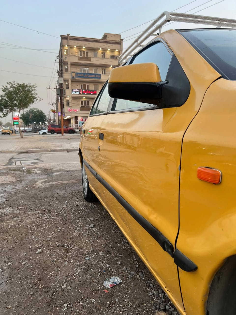 السلام عليكم سيارةسمند للبيع السيارة جاهزة وكاملة من دوشمة كهربائيات التبريد شغال محرك وكير مكفول السيارة بيها فقط طخطخات  يعني لا صبغ ولا هاي السوالف السيارة مصفرة هسة وغرمات رقمها بغداد انكليزي يعني السيارة كاملة من كلشي السعر 27 وبيها مجال والاستفسار أكثر اتصل على الرقم بي واتساب *********** والمكان بغداد حي الاعلام
