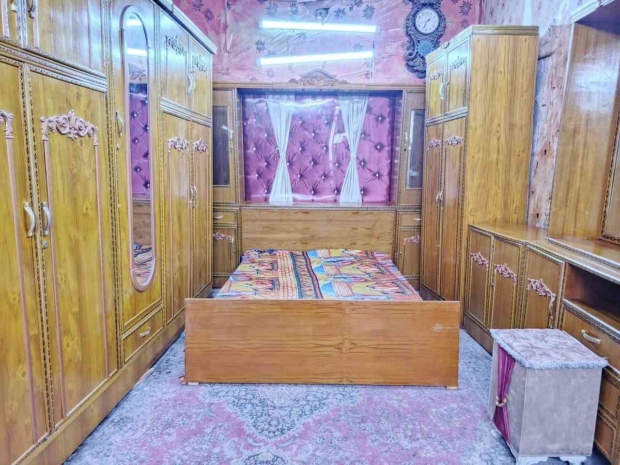 غرفه اخشاب خمس ابواب ملحق للبيع ***********السعر 700صاج الزاويه كنتوريه موديل حديث نض
