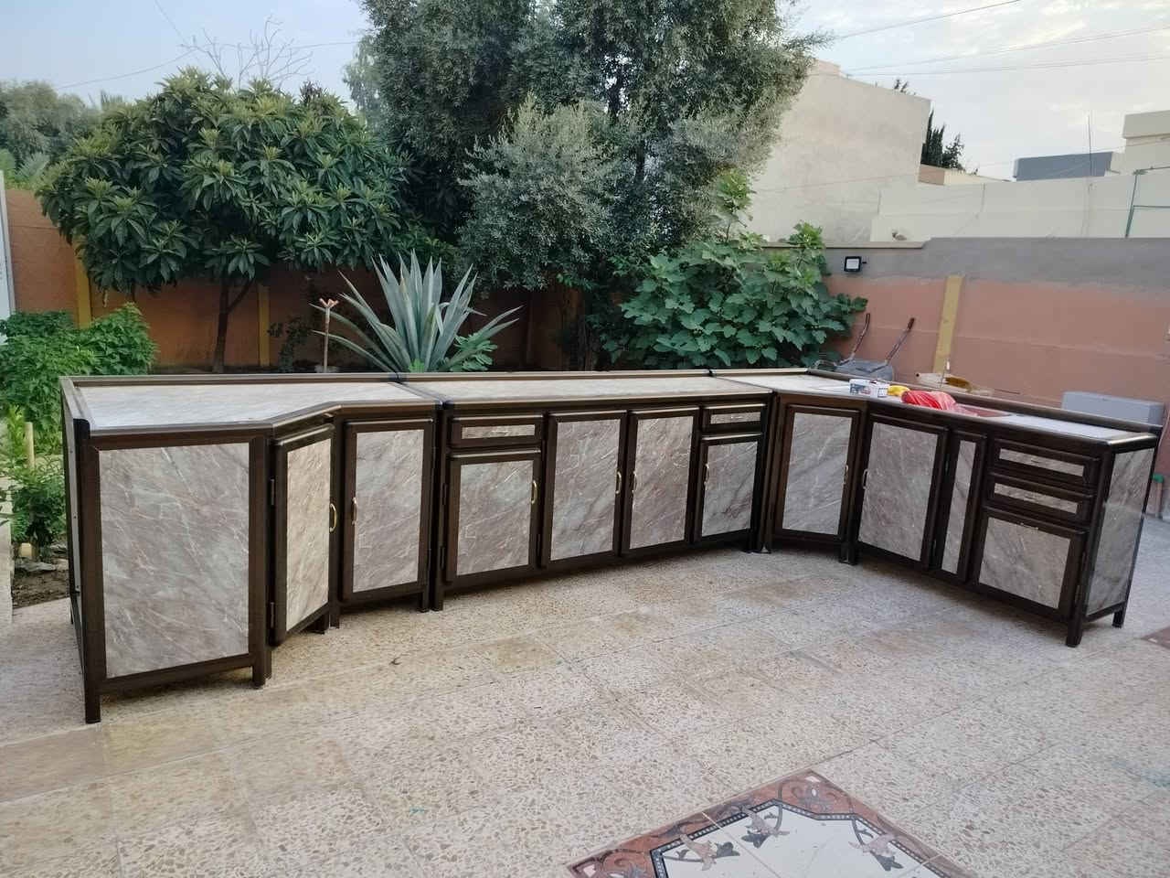 كاونتر بحاله جيده من النوع الثقيل نضيف تقريبا ٧ أمتار معاه سنك سعر ٤٠٠ الف للاستفسار على الرقم ***********
