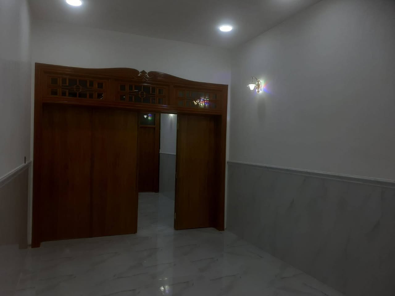 دار للبيع بالنداء شارع قنبر بضهر التجارية شغل هندسي درجة اوله مساحة البيت 100متر طابق واحد سعر 73 مع المجال رقم الهاتف واتساب ***********
